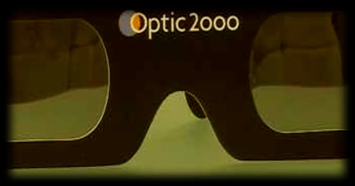 Pénurie de lunettes pour l'éclipse solaire du 12 août : peut-on réutiliser de vieilles paires ?