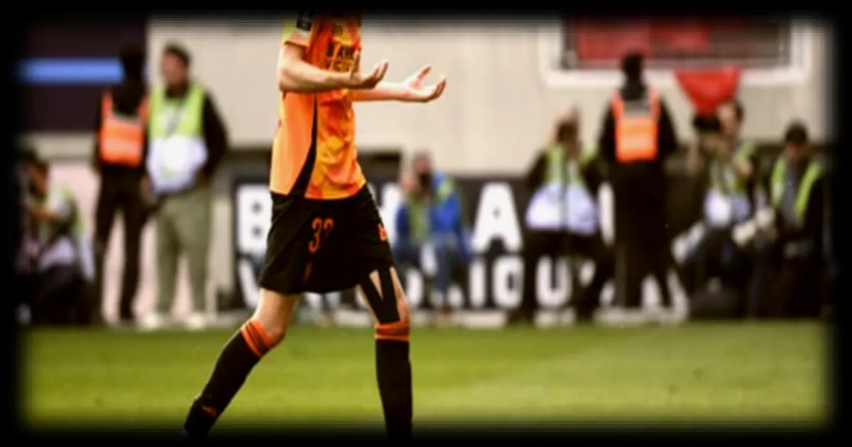 Pierre Lees-Melou critique la décision arbitrale lors du match Paris FC - Lille