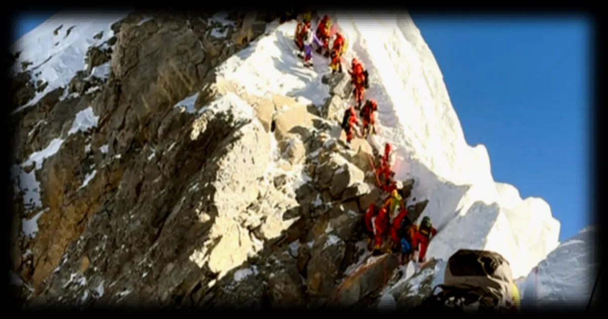 Plus de 1 000 alpinistes au sommet de l’Everest : une saison record et ses défis