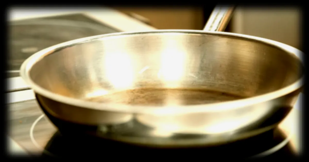 Poêles en inox : l’astuce d’une experte pour éviter que les aliments n’attachent