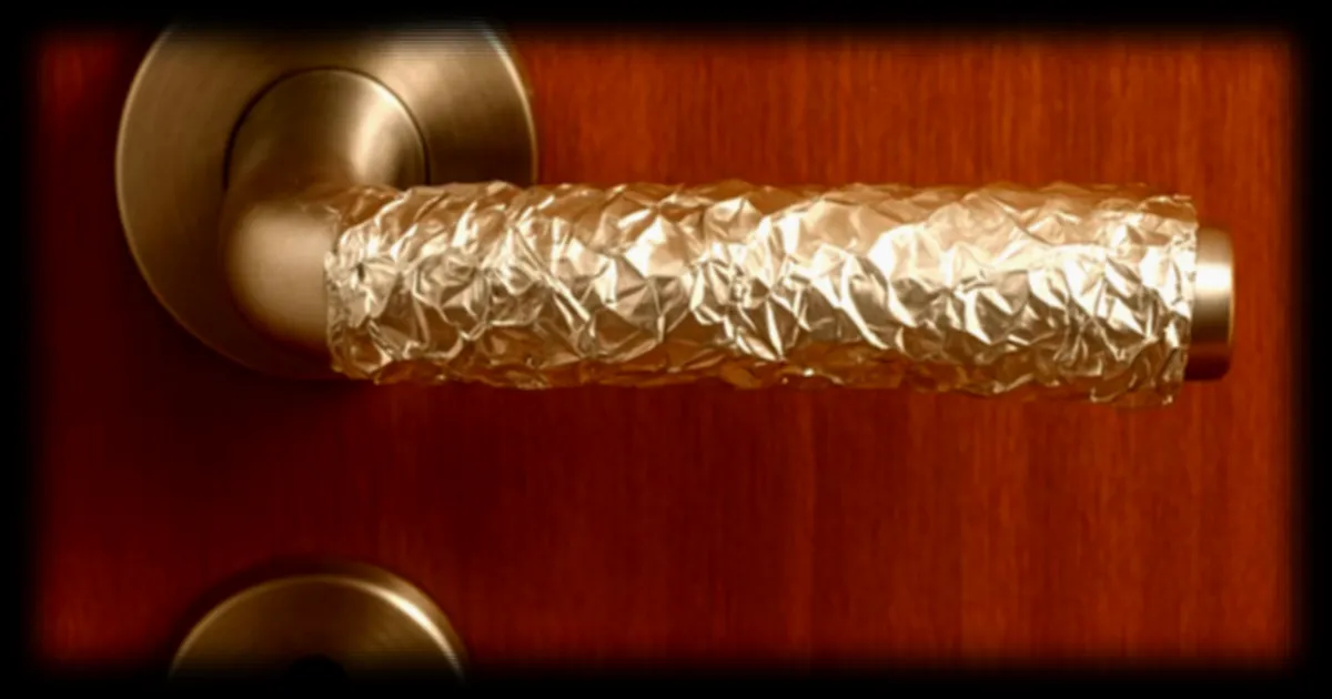 Poignées de porte enveloppées d’aluminium : une astuce virale contre les cambriolages ?