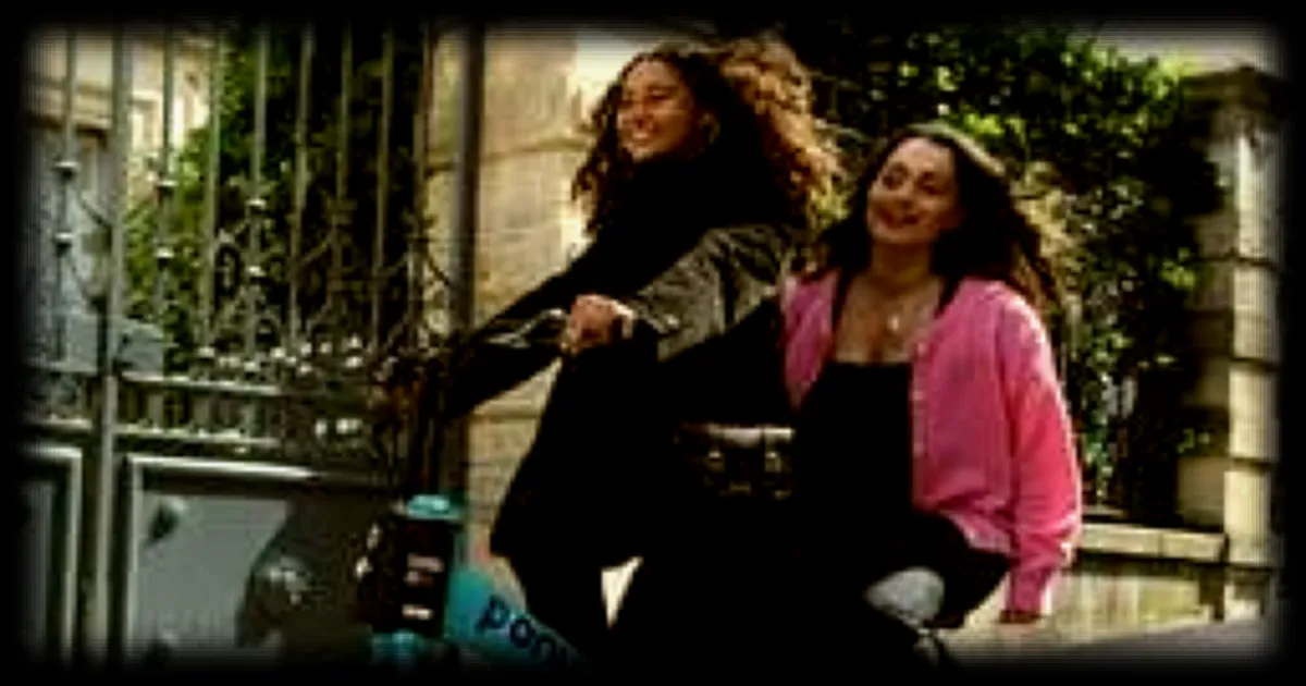 Pony ouvre un espace dans une friperie à Angers pour promouvoir ses services de location de vélos et trottinettes