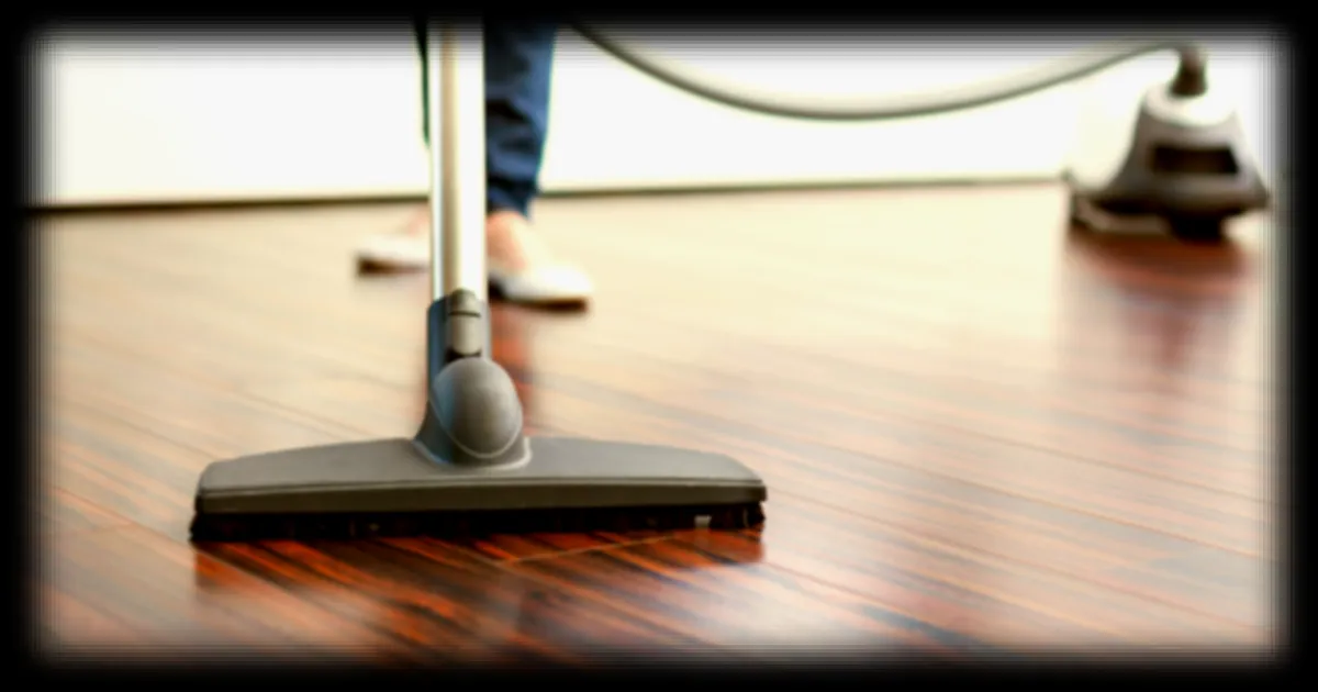 Porter ses chaussures à la maison après avoir passé l’aspirateur : un geste à risque pour la propreté du logement, selon un expert
