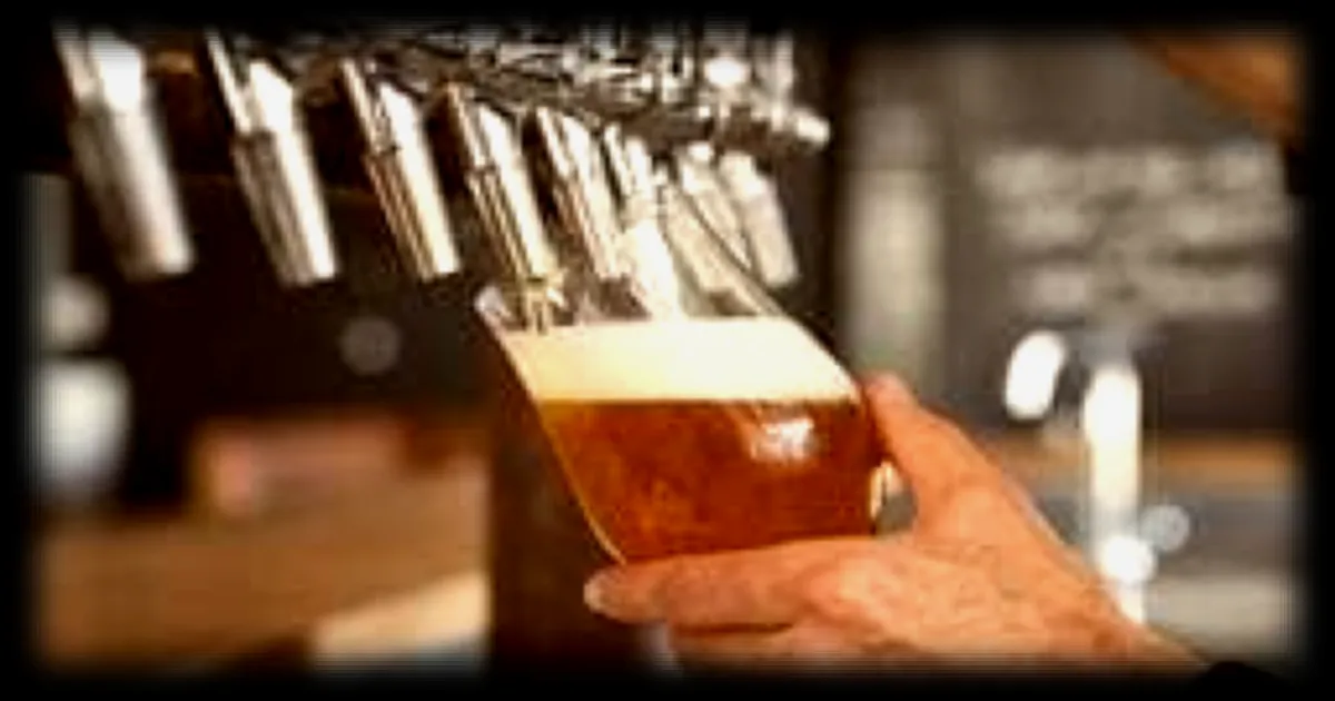 Pourquoi la bière mousse-t-elle moins quand on penche le verre ? Explications et contexte