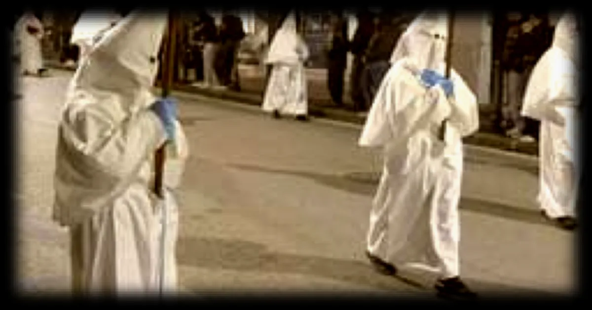 Près de Naples, une procession de Pâques rassemble des centaines de participants chaque année