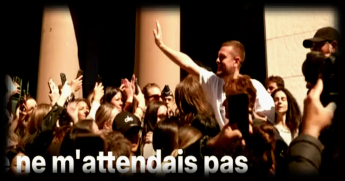 Procès de Jeremstar à Nîmes : l’influenceur acclamé à sa sortie du tribunal à l’ouverture de son procès