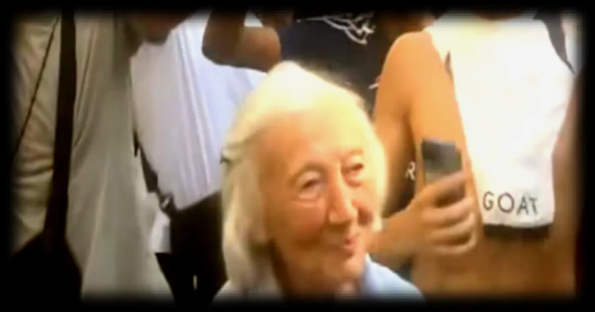 PSG : Les supporters célèbrent avec une grand-mère aux anges dans une rue de Paris