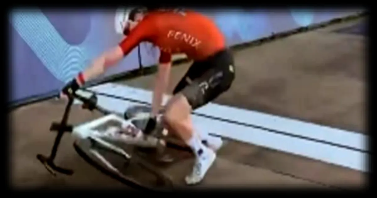 Puck Pieterse : la célébration de victoire qui a mal tourné sur le Vélodrome de Roubaix