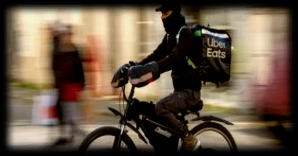 Quatre associations portent plainte contre Deliveroo et Uber pour traite d’êtres humains