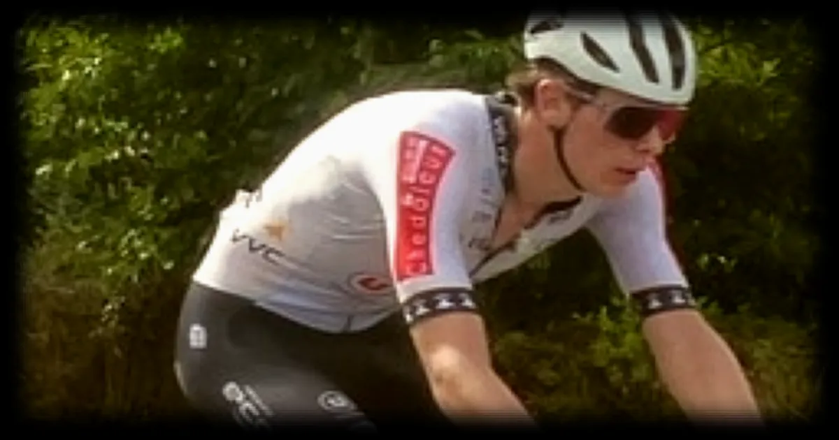 Rafe Cushway, sociétaire du Véloce Vannes, affronte la course juniors des Quatre Jours de Plouay avec détermination