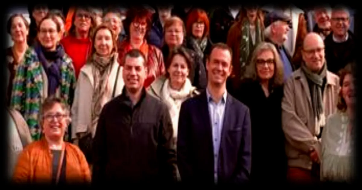 Retrouvailles émouvantes à Alençon : élèves et professeurs d'un lycée se retrouvent 40 ans après