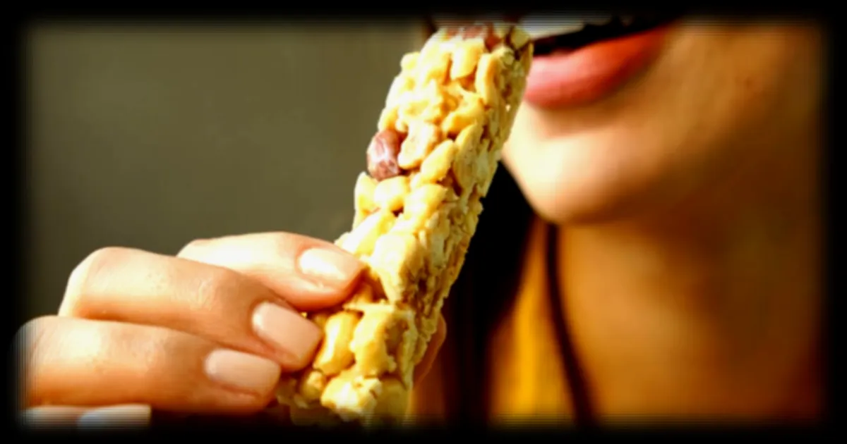 Risque d'AVC et de thrombose : des barres protéinées au supermarché contiennent un édulcorant dangereux, alerte une étude