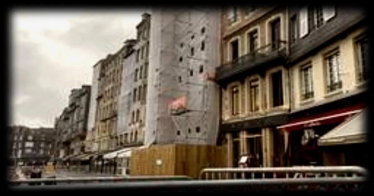 Risque d’effondrement d’immeubles quai Sainte-Catherine à Honfleur : mesures prises face au danger imminent