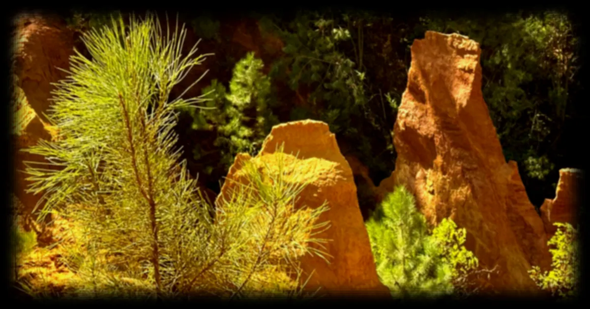 Roussillon et ses falaises d’ocre : un joyau géologique du Luberon qui attire près de 700 000 visiteurs par an