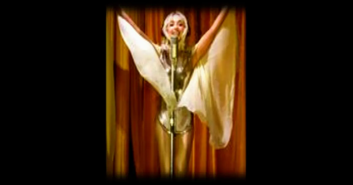 Sabrina Carpenter se moque d'un youyou lors du festival Coachella