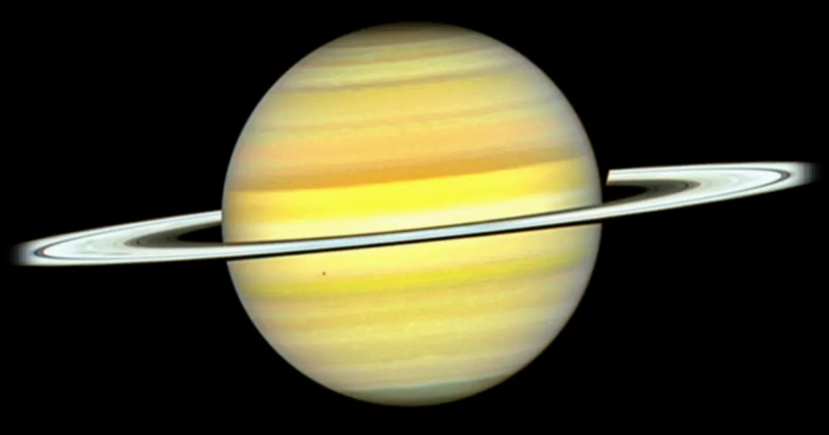 Saturne sous un nouveau jour : Revelations fascinantes de Hubble et James-Webb