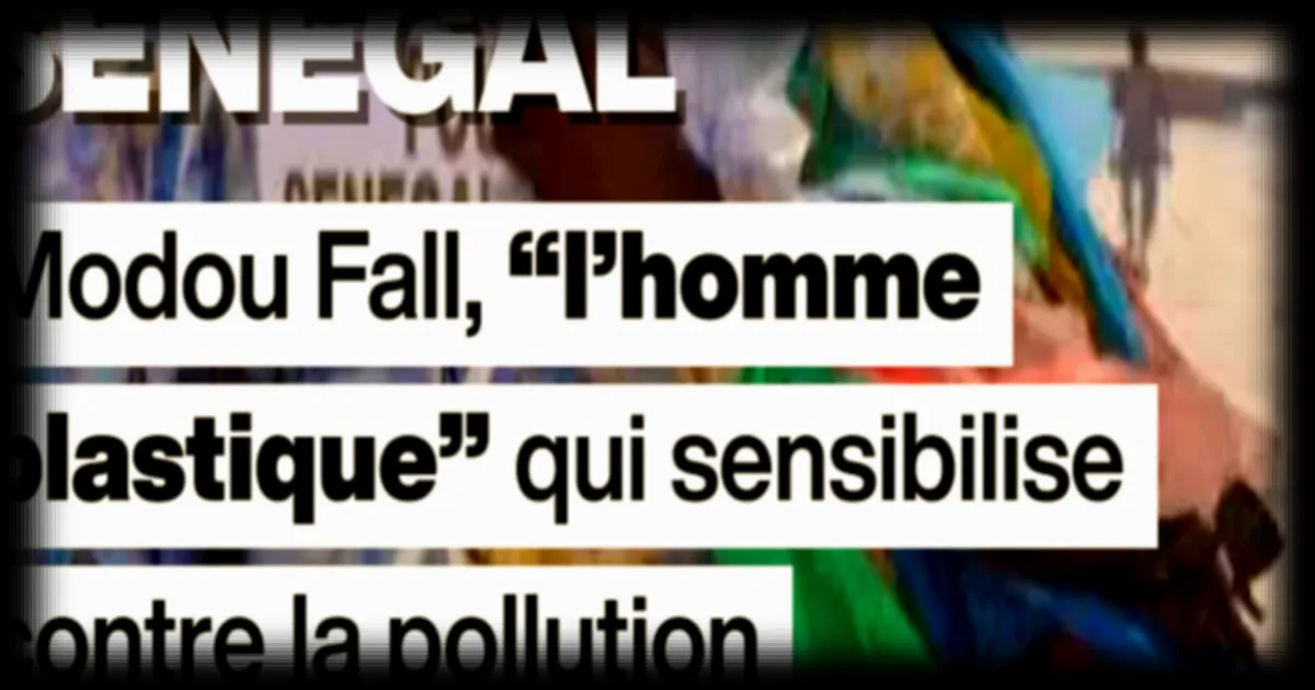 Sénégal : Modou Fall, activiste écologiste, alerte sur la pollution plastique en s’affichant vêtu de déchets