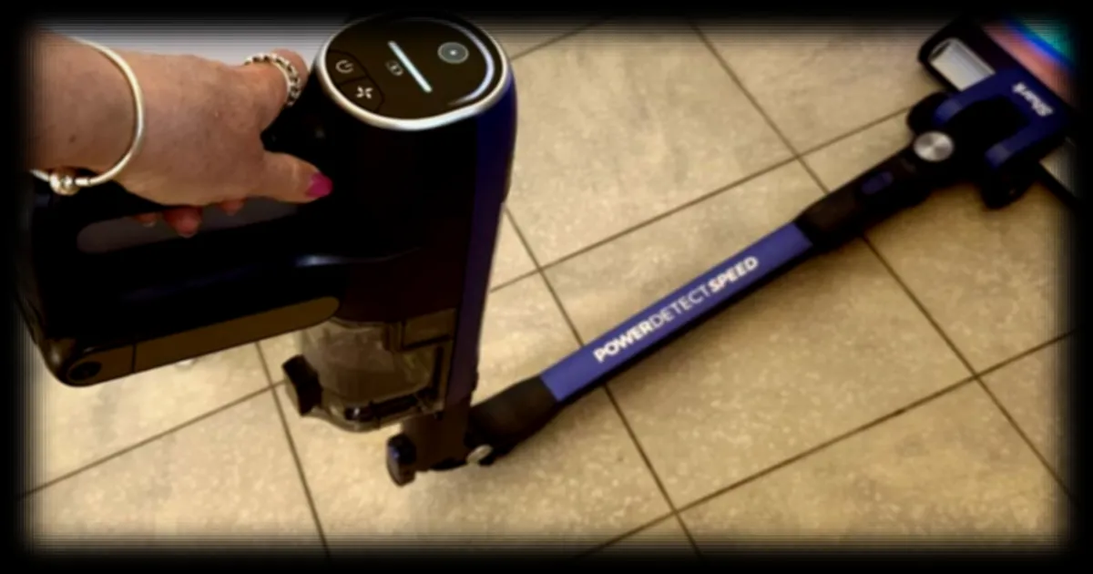 Shark PowerDetect Speed Clean&Empty : un aspirateur sans fil automatisé abordable