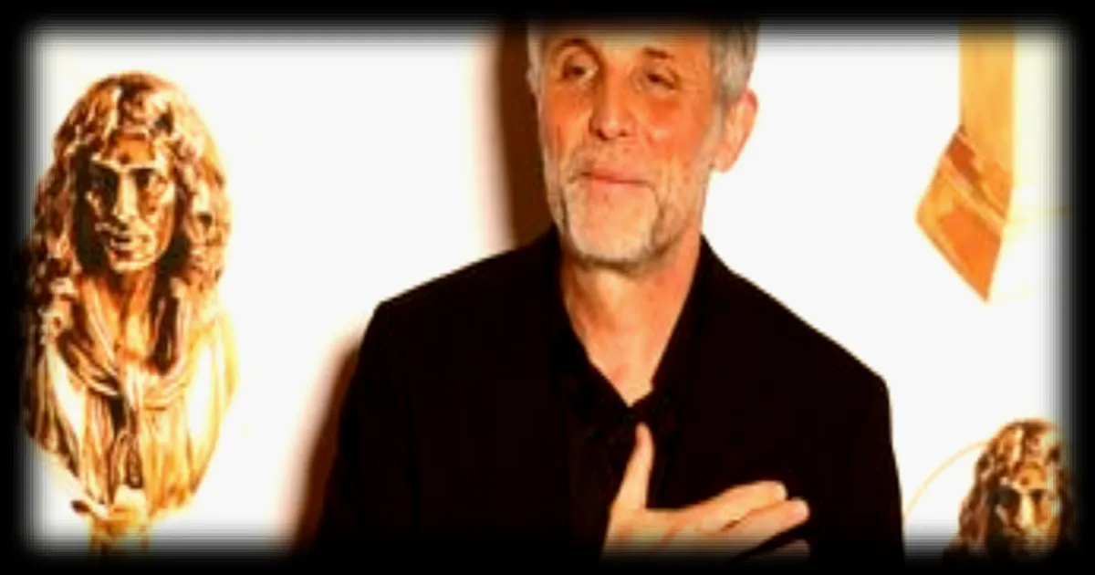 Stéphane Guillon incarne Robert Badinter au théâtre pour rappeler un combat mémorable