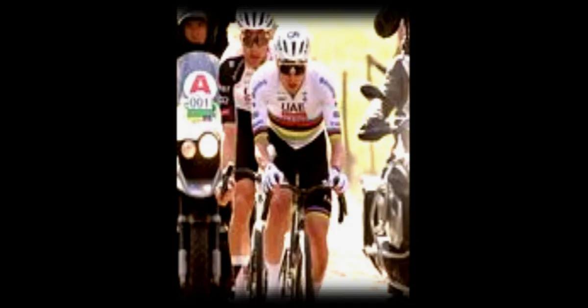 Tadej Pogacar se prepare pour Paris-Roubaix en reconnaissant les pavés mythiques