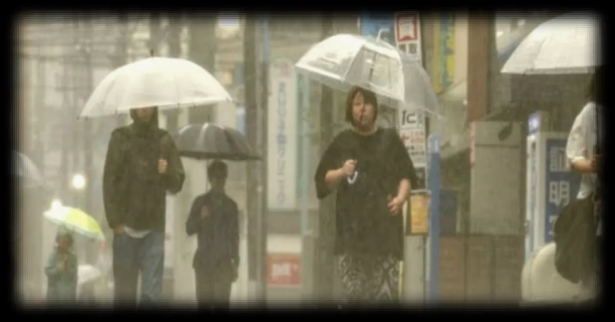 Tempête tropicale Jangmi : 370 000 personnes évacuées au Japon, 616 vols annulés et des milliers de coupures de courant