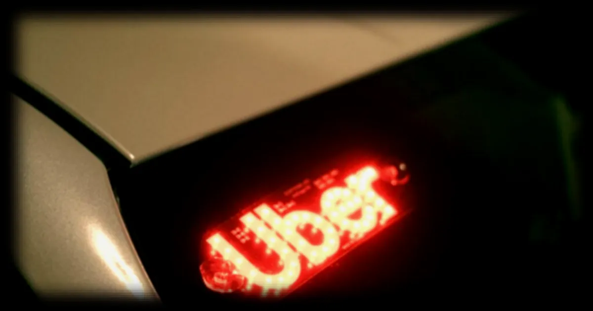 Uber introduit le suivi vidéo en temps réel pour les trajets des adolescents : sécurité renforcée ou intrusion dans la vie privée ?