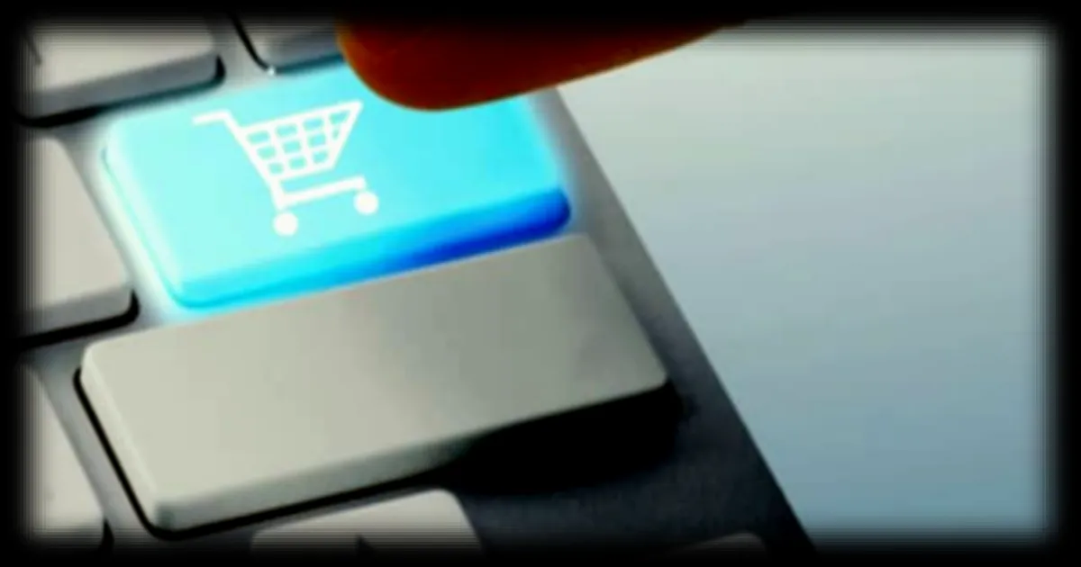 Ultra fast fashion : les e-commerçants français réclament un report d’une mesure clé de la nouvelle loi
