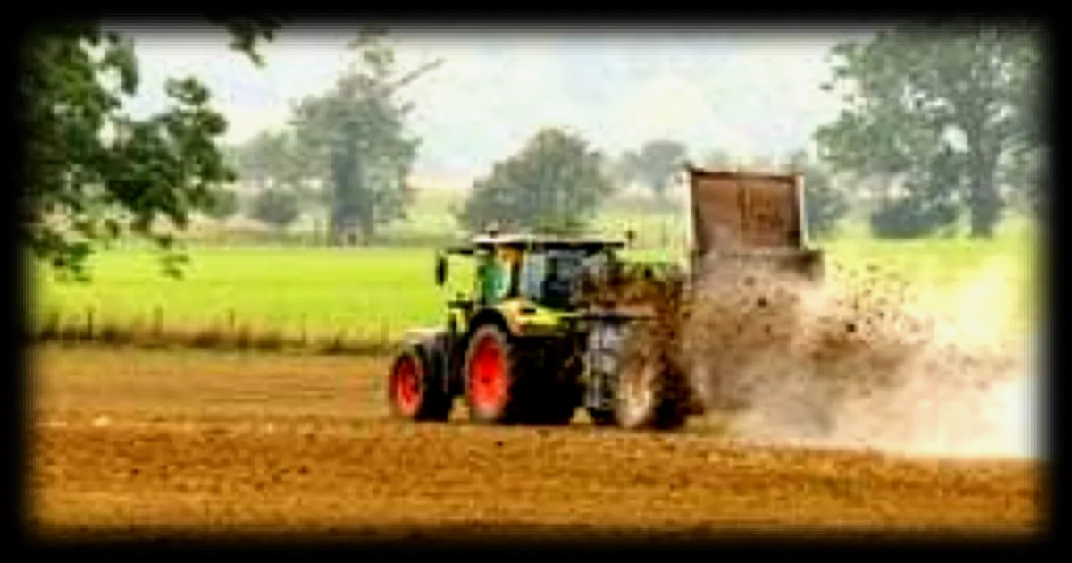 Un agriculteur anglais déverse du fumier sur des voitures de luxe en signe de protestation