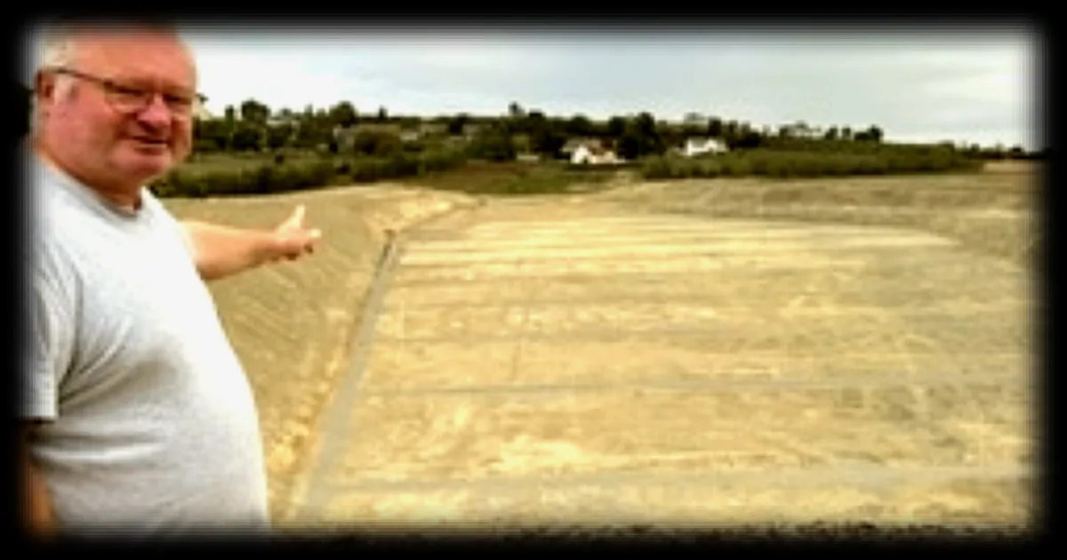 Un agriculteur du Calvados construit une bassine d'eau pour irriguer ses vergers
