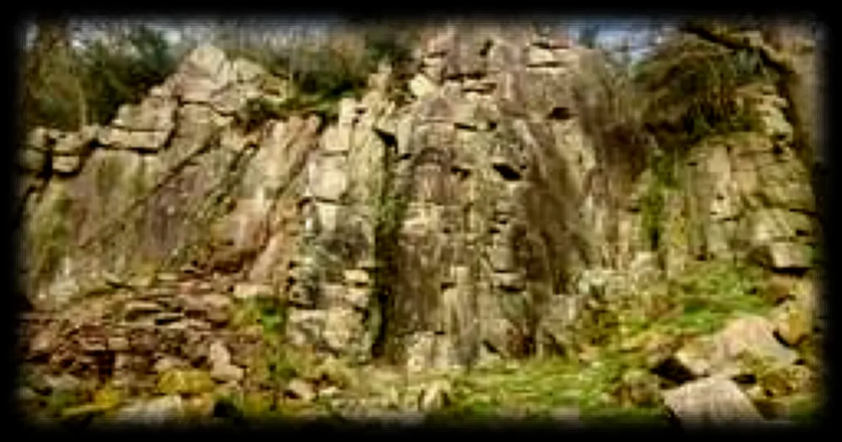 Un an après la mort d’un grimpeur au Rocher du Manis : le site d’escalade reste fermé en attendant les travaux