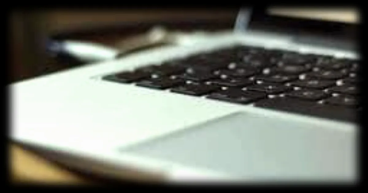 Un ancien élu restitue son matériel informatique à la mairie de Saintes avec un clin d'œil fromager