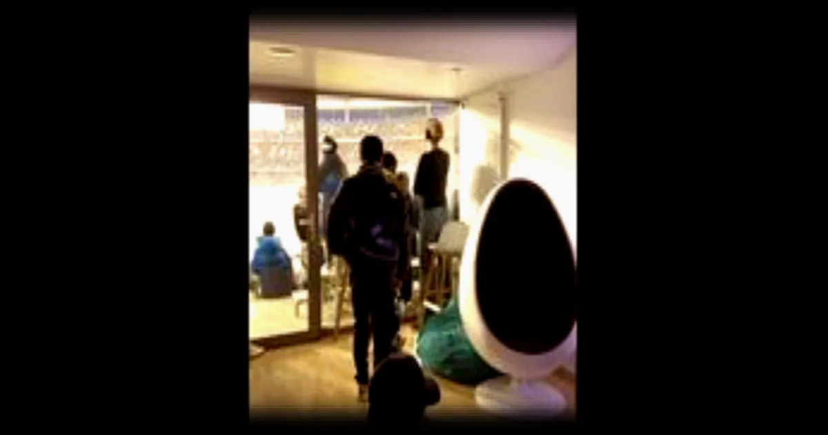 Un aperçu de la salle adaptée au public autiste lors d'un match au Stade de France