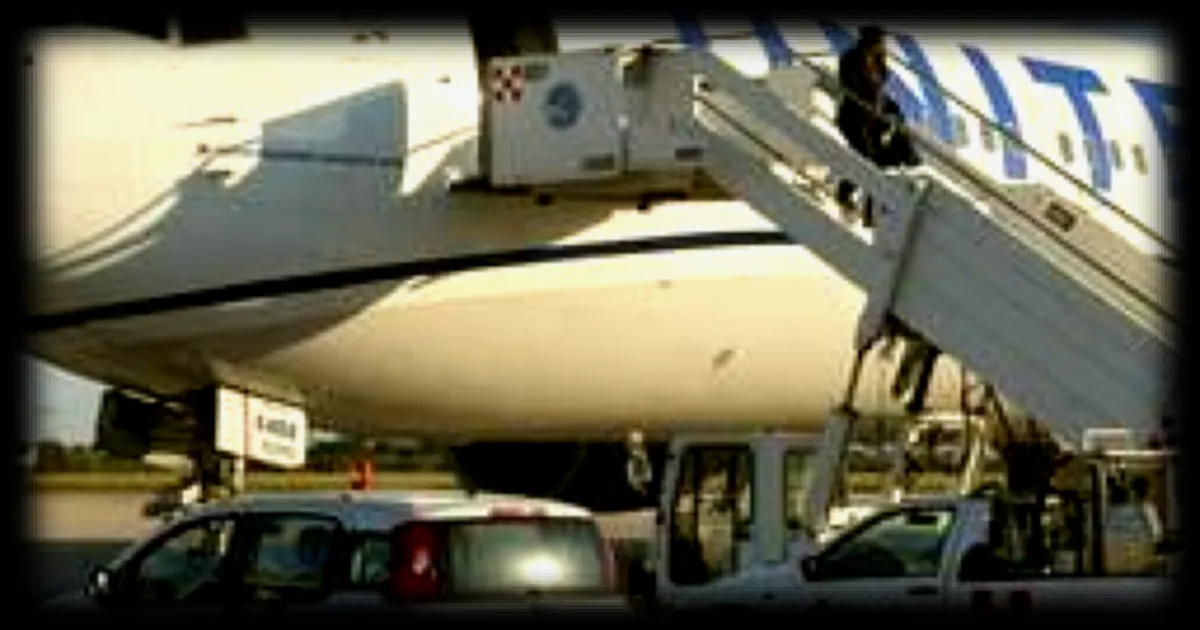 Un avion de United Airlines percute un camion et un lampadaire près de l’aéroport de Newark