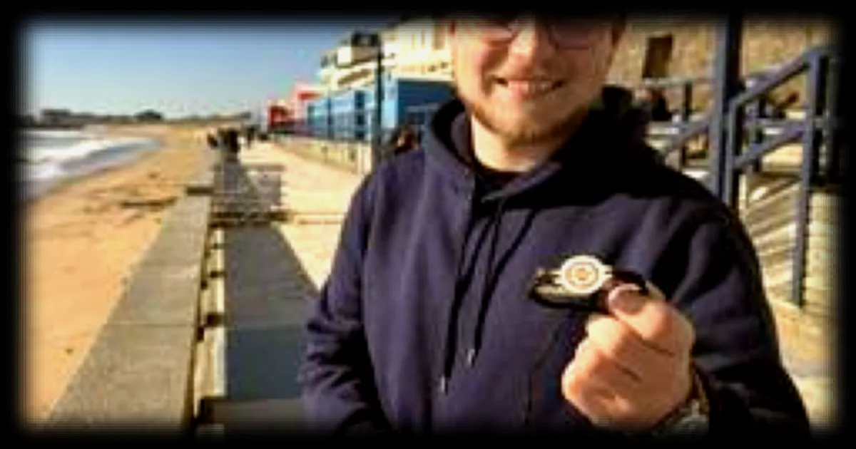 Un bracelet révolutionnaire pour retrouver des enfants égarés, l'invention de Maxime Masson selon Ouest France