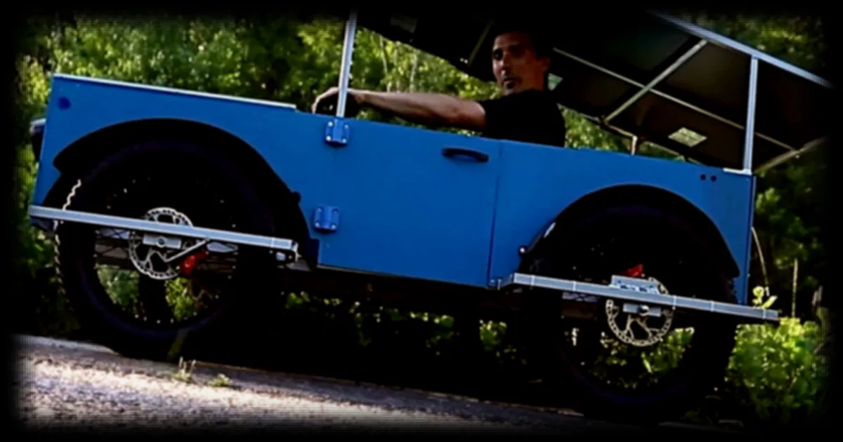 Un bricoleur transforme deux vélos électriques en voiture solaire autonome capable de 50 km/h