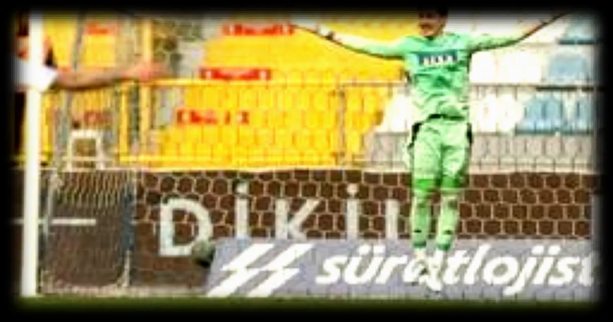 Un but incroyable des 80 mètres du gardien de Kasimpasa lors d'un match crucial en Turquie