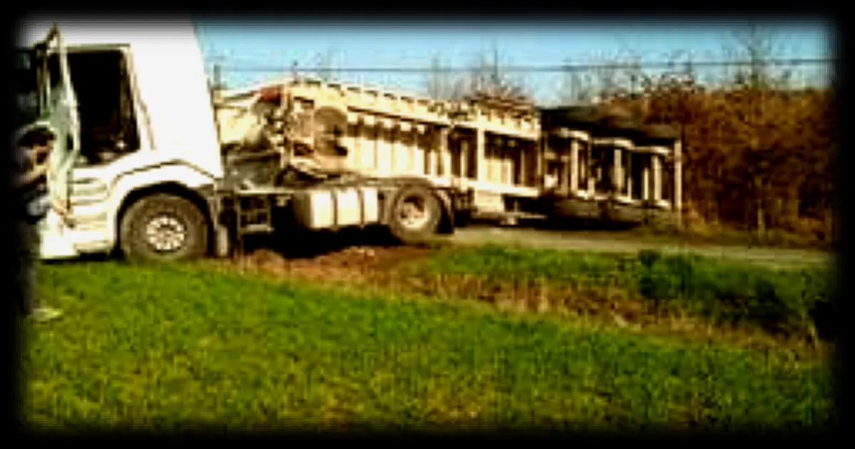 Un camion de 44 tonnes renverse sur la D34 de Bouloire à Thorigné-sur-Dué