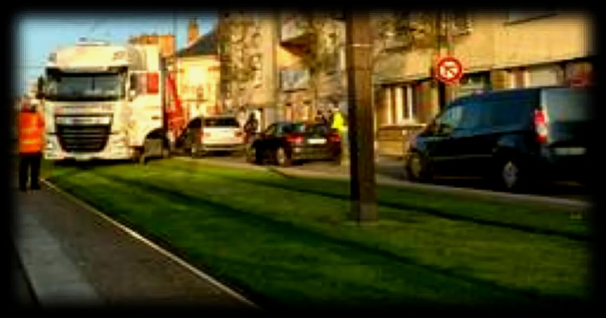 Un camion embourbé au milieu des rails du tramway au Mans