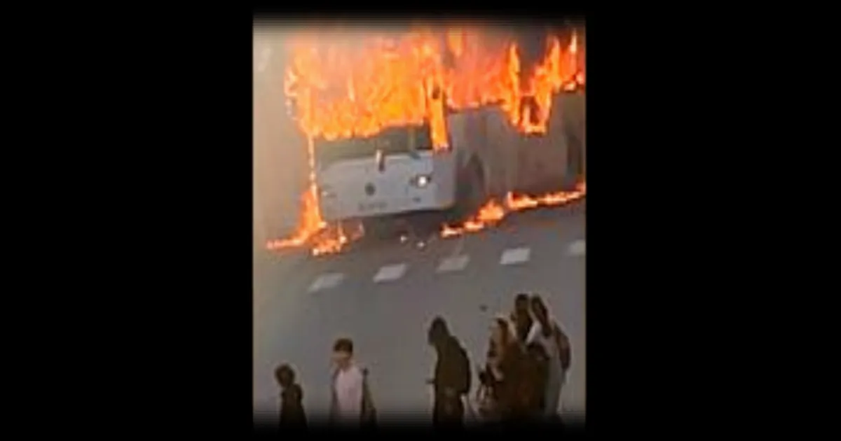 Un car scolaire prend feu dans la Loire : un drame évité