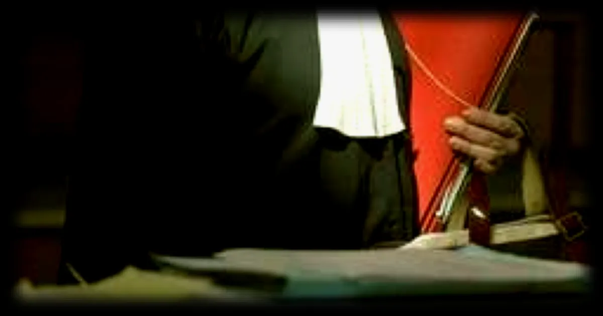 Un chauffard de 19 ans en fuite après avoir abandonné ses victimes sur la route