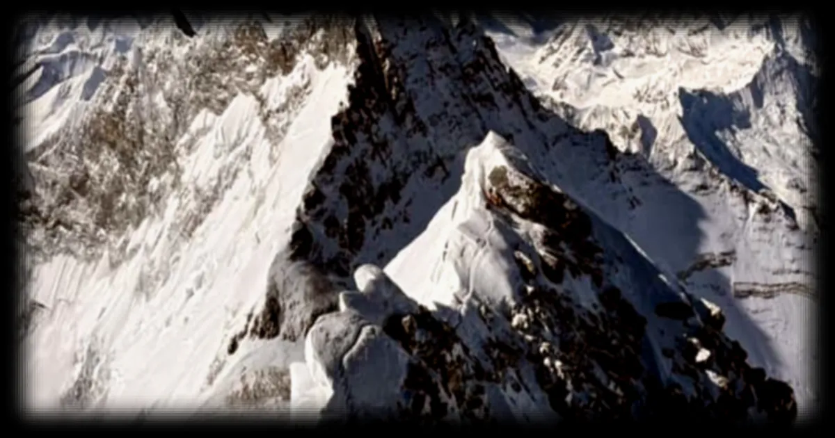 Un Chinois s'apprête à sauter en parapente depuis le sommet de l'Everest avec l'autorisation du Népal