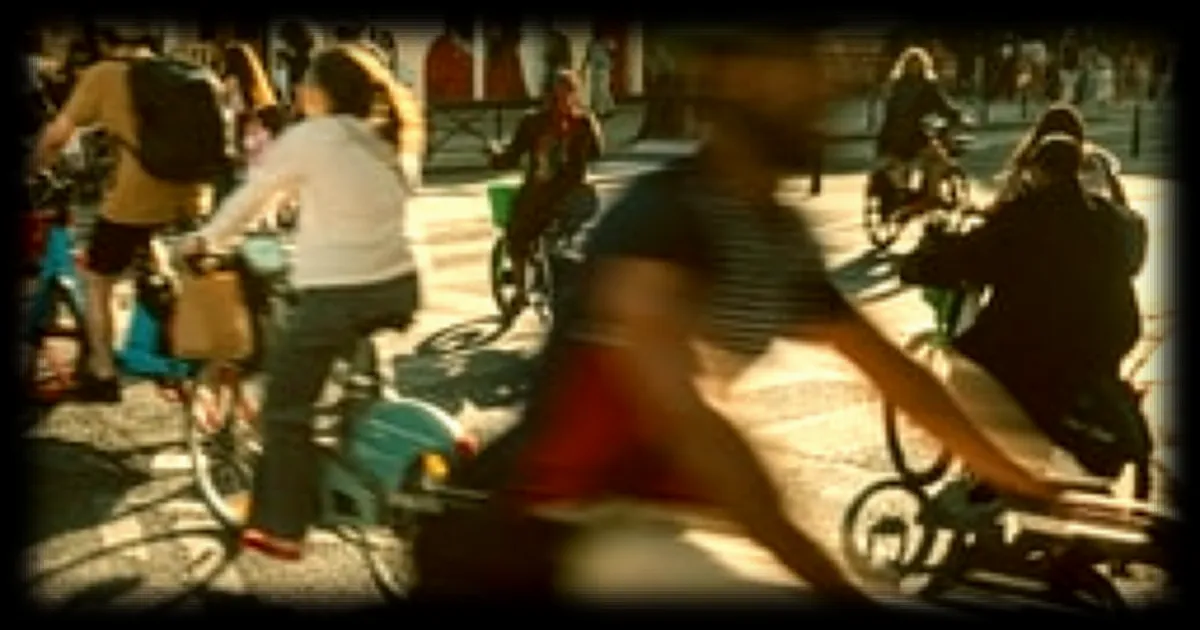 Un cycliste blessé grièvement après une altercation avec un automobiliste à Paris : le conducteur en fuite