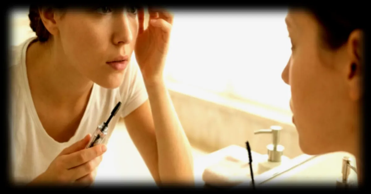 Un dermatologue met en garde contre deux produits cosmétiques risquant de faire chuter les sourcils