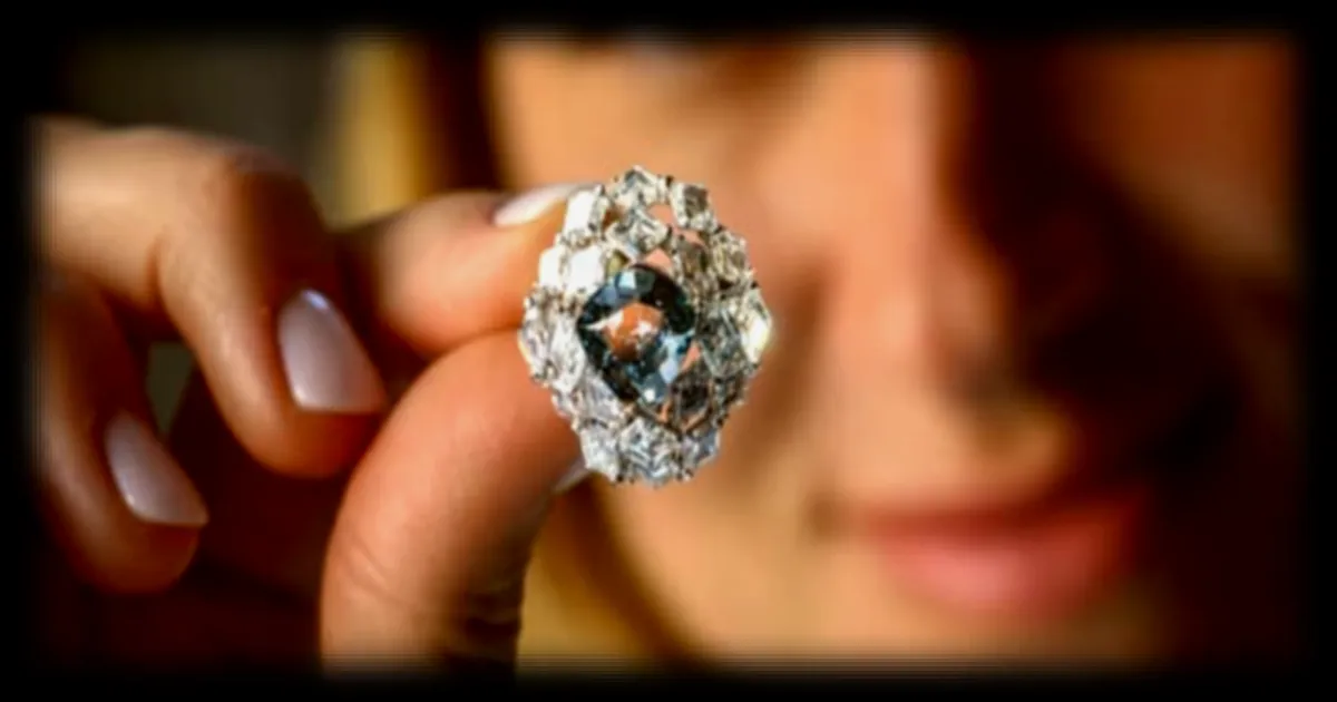 Un diamant bleu-vert de 5,50 carats s’adjuge 14,8 millions d’euros à Genève, un record mondial