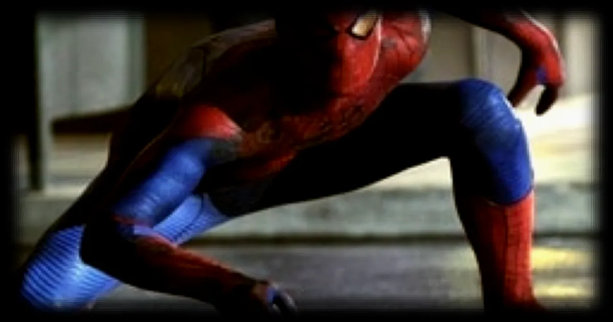 Un étudiant en costume de Spider-Man sauve un homme en fauteuil roulant bloqué sur une route de l'Arkansas