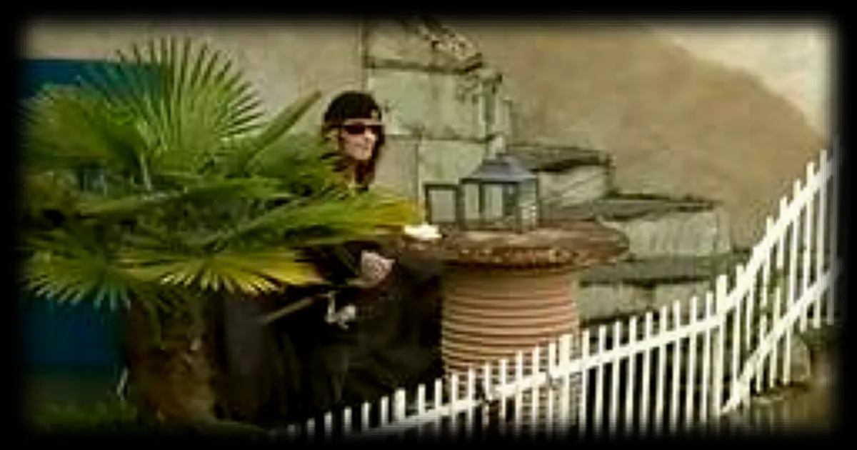 Un habitant de Béhuard pêche depuis sa terrasse inondée