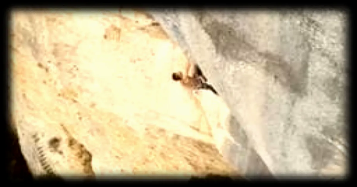 Un jeune grimpeur de 17 ans réalise l'ascension du Bombé bleu, voie d'escalade réputée infranchissable