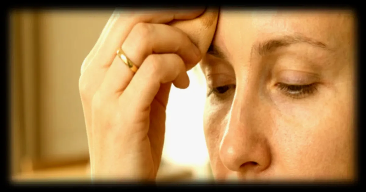 Un maquilleur revele les deux zones du visage a ne pas maquiller avec du fond de teint