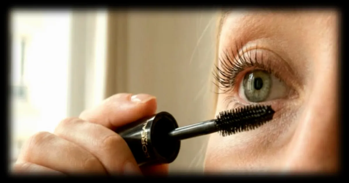 Un mascara allongeant promettant des cils 300% plus longs pour les cils fins et clairsemés