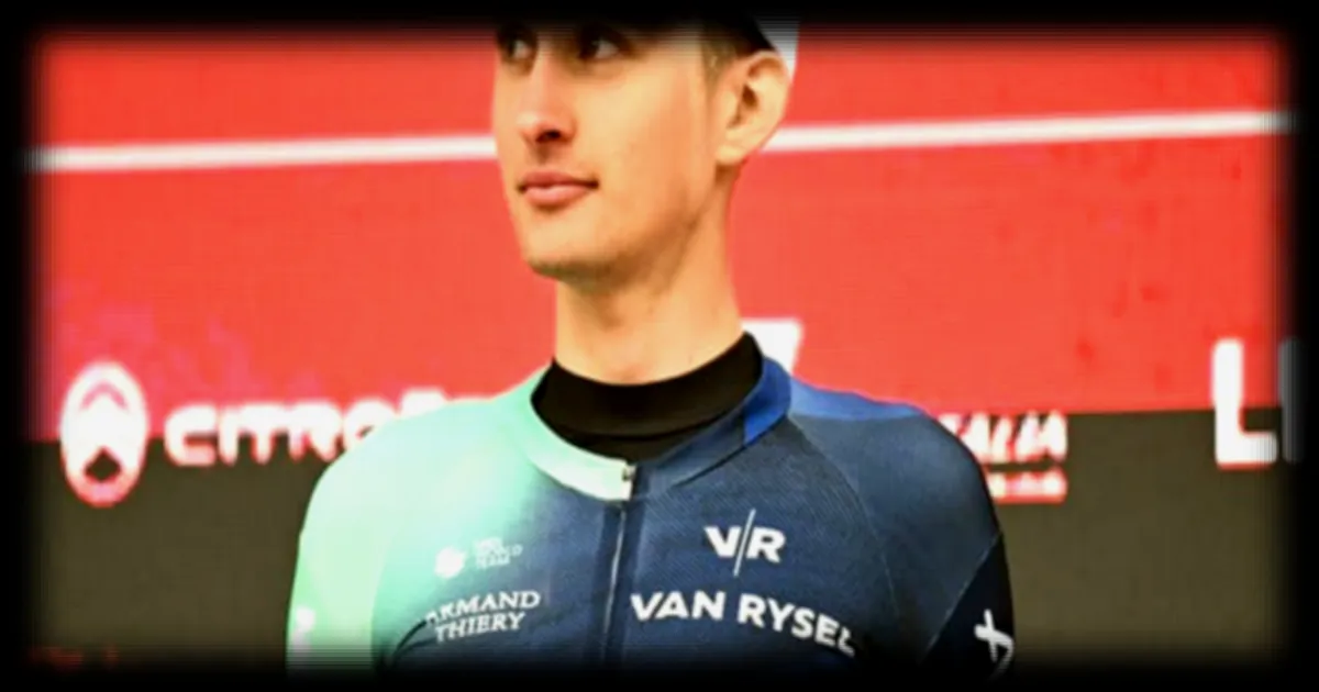 Un supporter de cyclisme lance une chanson pour convaincre Paul Seixas de ne pas signer avec UAE